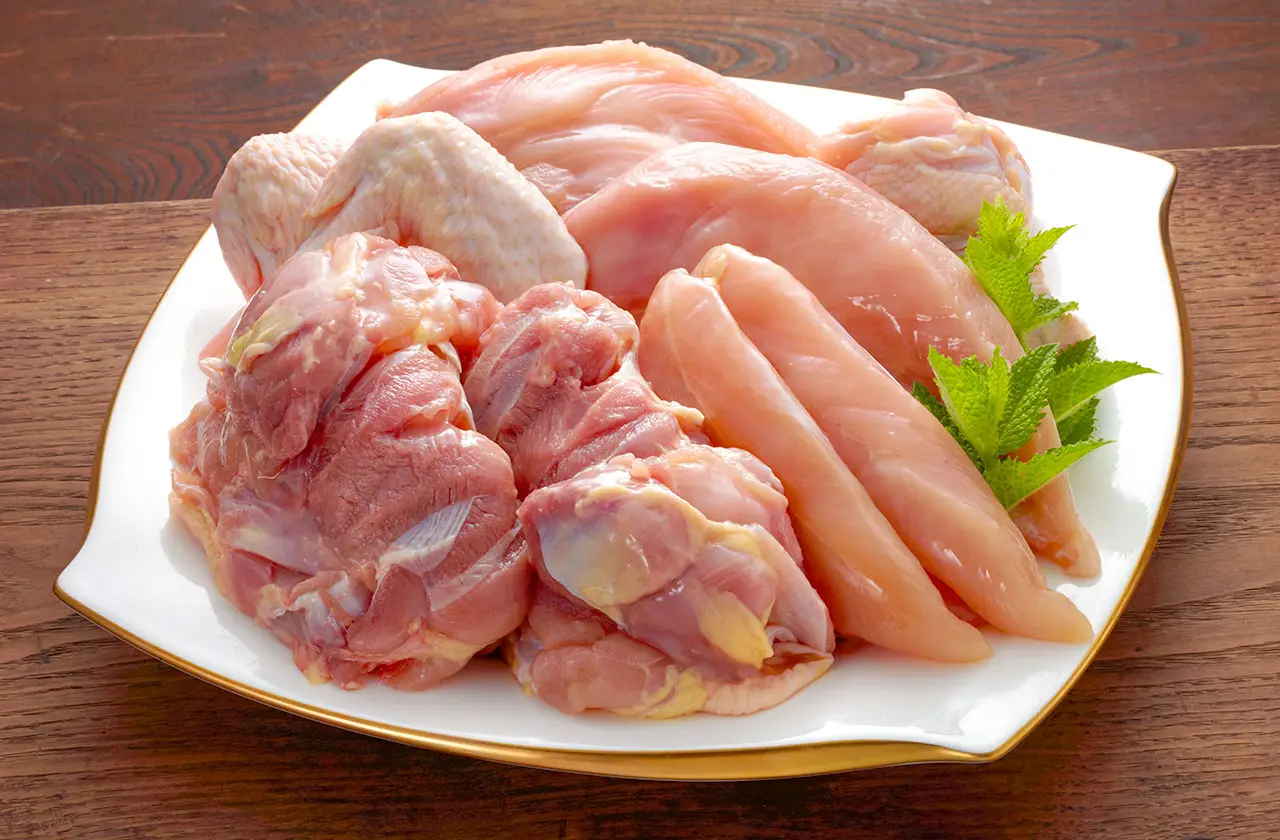 皿に盛られた生鮮の鶏肉
