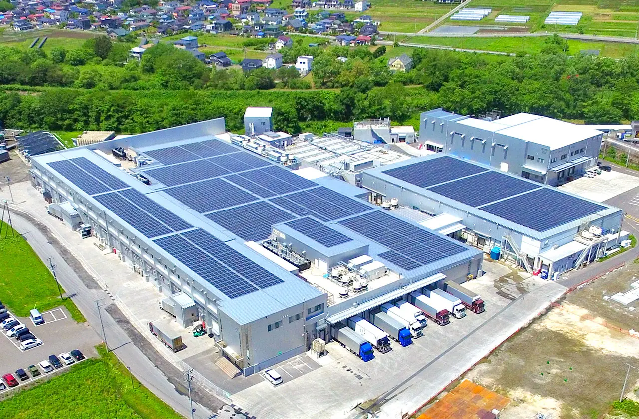 屋根に太陽光発電パネルを設置した工場